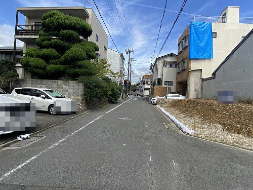 紫野南花ノ坊町 建築条件無 土地の前面道路含む現地写真