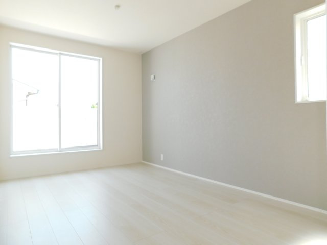 津島市宮川町２丁目の新築一戸建の洋室|◇２階洋室◇　　南面を含む２面採光で明るい洋室７．５帖　ウォークインクローゼット完備！　バルコニー付き♪