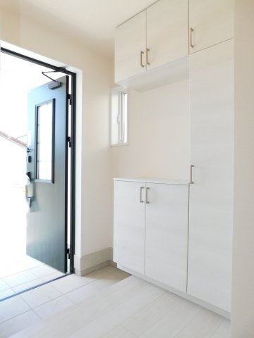 津島市宮川町２丁目の新築一戸建の玄関|◇玄関収納◇　　玄関がスッキリ片付く大容量収納♪