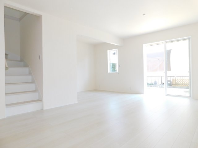 津島市宮川町２丁目の新築一戸建の居間・リビング|◇リビング◇　　南面を含む２面採光で明るいリビング２０．０帖　家族のコミュニケーションが取れる人気のリビング階段！