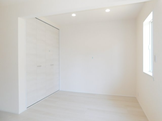 津島市宮川町２丁目の新築一戸建の居間・リビング|◇リビング◇　　南面を含む２面採光で明るいリビング２０．０帖　ＬＤＫにはフリースペースとして活用しやすい収納付き空間♪