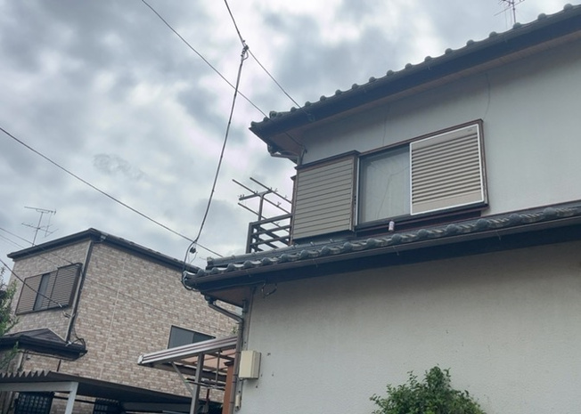 【バルコニー】 | バルコニーは、室外の専用スペースのうち、「屋根がなく開放された空間」であるものを指します。ベランダより広いタイプのものが多く、日当たりもよいため家庭菜園などを楽しみたい人にとって適した環境となります。