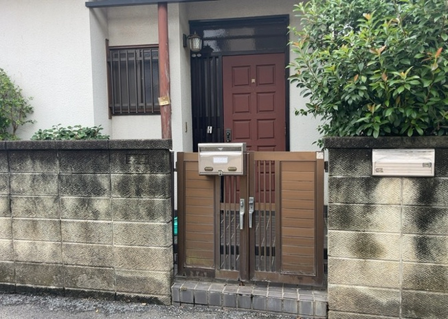 【玄関】 | 玄関は家の顔でもあり、家族以外の目にも止まる場所です。玄関は外との間を仕切る扉、靴などをしまっておく収納スペース、靴脱ぎのたたきスペース、来客とのやり取りをするドアホンなど複数のアイテムからなります。