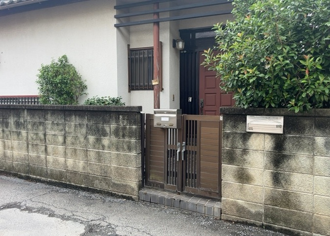 【内装】 | 玄関ポーチにおいて最も重視すべきと言っても良いのが広さです。適切な広さの玄関ポーチでないと外見的なバランスは崩れてしまいますし、何より使いにくくなってしまいますので、現地で実際に下見をしてみましょう！