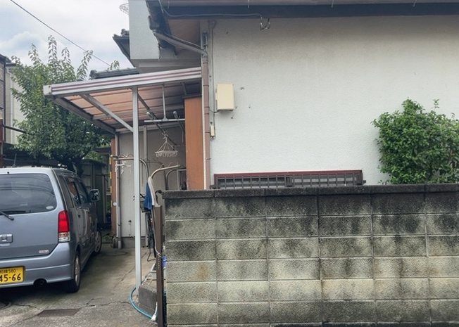 【冷暖房・空調設備】 | 床下換気口は、床下に湿気がこもることを防ぎ、効果的に換気を行うために設置されています。床下換気口が設置されていない建物は、基礎パッキング工法などにより換気を行なっています。詳細は現地でご確認ください。
