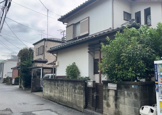 【外観】 | 隣家の土地はどうなっているのか、生活利便施設が近くにあるのか、学校まで近いかなど、お客様のライフスタイルにあわせたイメージが重要です。また、近くにあると困る施設が近くにないかも確認するといいでしょう。