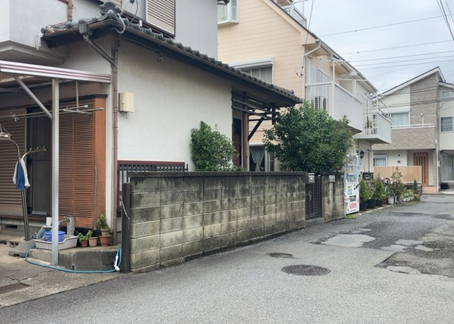 【前面道路含む現地写真】 | 南側道路の場合は長い時間光を入れ込むことができるため、庭やリビングを道路側に持ってくることが多く土地価格も高い傾向にあります。一方北側道路だとリビングや庭が南側になりプライバシーを守ることができます。