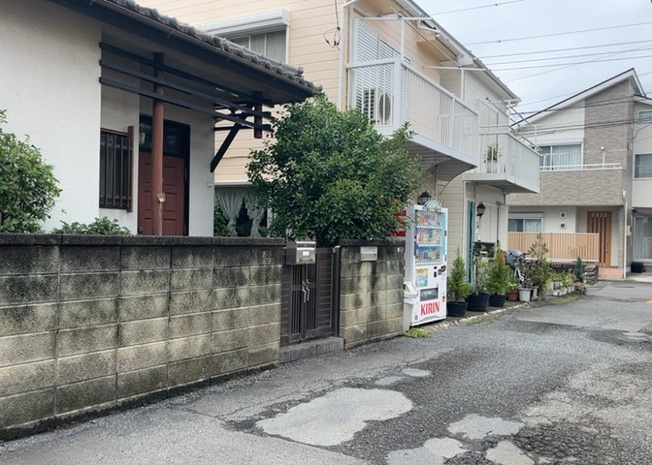 【前面道路含む現地写真】 | 東側道路の場合は居室を南向きに設計しやすいため、朝日が入りやすいというメリットがあります。一方、西側道路も東側同様に居室を南向きに設計しやすいのですが、住宅地だと朝日が入りにくいという弱点があります。