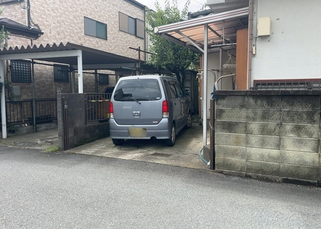 【駐車場】 | 車一台あたりに必要なスペースは、標準サイズの普通自動車で横幅2m50cm、長さ5mは必要になります。ただし、乗降のことも考慮して横幅3m30cm、長さ5m50cmほどは確保できるところを選びましょう。