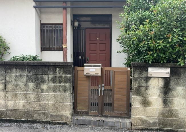 【庭】 | 庭のある家に住むことのメリットとして、子どもたちの遊び場を確保できること、ガーデニングや家庭菜園を楽しめること、明るさを確保できることがあります。また、配置を工夫することでプライバシーが確保できます。