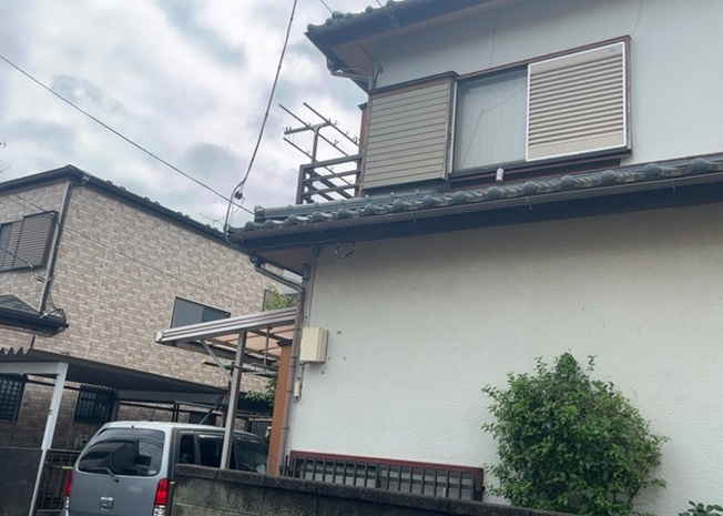 【バルコニー】 | バルコニーは、建物内から室外へ楽に出入りできる便利なスペースです。また、バルコニーには手すりを付けることが義務付けられており、手すりの高さは110cm以上で施工することが建築基準法で定められています。