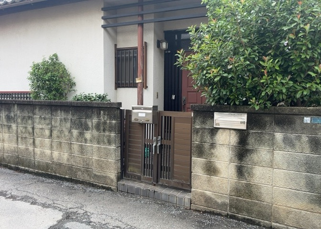 【玄関】 | 玄関は家の顔と言っても過言ではありません。現地を見学する際は玄関の広さや全体のバランスなどを見てみるといいでしょう。一般的なアプローチのしやすさだけではなく、お年寄りにも優しい設計のものだと安心です。