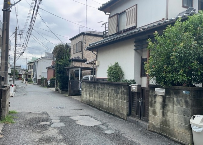 【前面道路含む現地写真】 | 住宅用の土地では前面道路に2m以上接していなければならないと法律で定められています。しかし、お持ちの車のサイズやライフスタイルなどにより、2mでは利便が悪い場合もございますので、事前に確認しましょう。