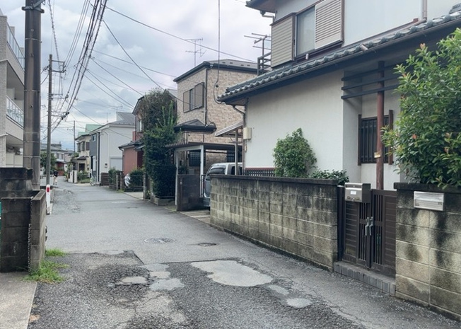 【前面道路含む現地写真】 | 道幅が広い場所は日当たりや風通が良好です。幅が広いのですれ違いも可能ですし大きな車でも駐車可能！一方で、大型車が通ることも多くなるため交通量の増加により騒音に繋がります。また土地の値段が高くなります。
