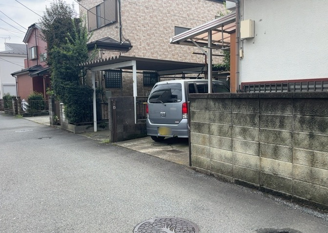 【駐車場】 | 駐車場と明記されていても、最小スペースでつくられた駐車場だと大型車は駐車できなかったり、出入りしにくくなったりする可能性があります。お車のサイズと購入したい物件の駐車場のサイズを現地で確認しましょう。