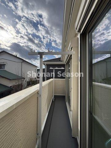 【バルコニー】 | 洗濯物がしっかり乾く南向き◎バルコニーから明るい陽光が差し込みます。