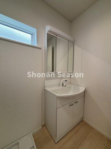 【独立洗面台】 | ミラー裏などの収納を活用すれば生活感を抑えた空間づくりが可能◎