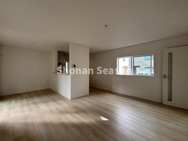 【居間・リビング】 | 対面キッチンでコミュニケーションが取りやすい人気の間取り♪
シンプルな内装でインテリア選びの幅が広がります◎