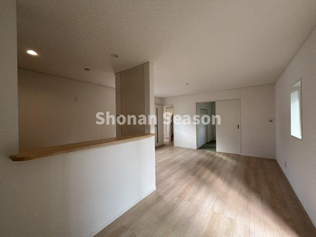 【居間・リビング】 | 空間に広がりを感じやすいのが魅力の横長タイプのリビング◎
動線を邪魔せず、ソファやダイニングテーブルもゆったり配置可能。