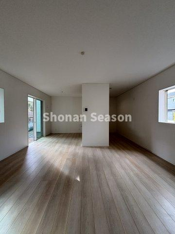 【居間・リビング】 | どこにいても家族の様子を見渡しやすく、子育て世帯にも安心の間取りです♪