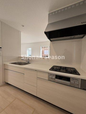 【キッチン】 | 配膳・片付けがスムーズな対面キッチン！
ダイニングテーブルを近くに配置すれば、毎日の食事準備や後片付けも効率的です◎