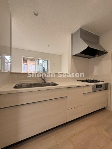 【キッチン】 | キッチンが孤立せず、リビング・ダイニングとつながる開放的な空間を演出♪