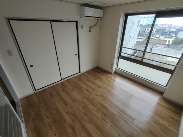 クリスタル岩槻の洋室|落ち着いた色調の洋室です
