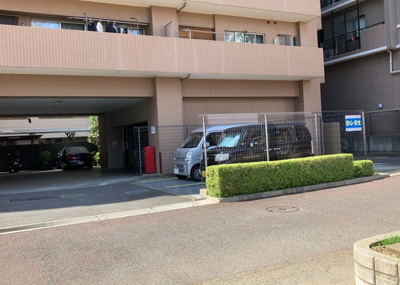 【駐車場】 | エクラン本厚木 | 駐車場と明記されていても、最小スペースでつくられた駐車場だと大型車は駐車できなかったり、出入りしにくくなったりする可能性があります。お車のサイズと購入したい物件の駐車場のサイズを現地で確認しましょう。