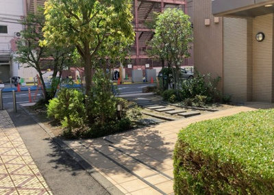【中庭】 | エクラン本厚木 | 中庭（パティオ）とは、一つの建築物の内部に設けられた、壁などで囲われている庭のことを指します。コの字型、ロの字型が主流ですが、L字型の中庭もあります。最近では、インテリア性の高さからも人気があります。
