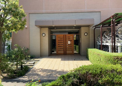 【エントランス】 | エクラン本厚木 | マンションのエントランスには、もともと風よけや防犯の役割がありますが、マンションによって宅配ボックスなどの設備が備わっている所もあります。日々の生活をイメージしながら生活しやすさをチェックしましょう。