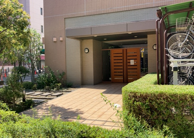 【ロビー】 | エクラン本厚木 | ラウンジは、マンションの共用スペースに椅子やテーブルなどを配置した利用者が寛げる空間です。屋内型ラウンジと屋外型ラウンジがあります。共用部分の管理状況と合わせて、詳細については現地でご確認ください。