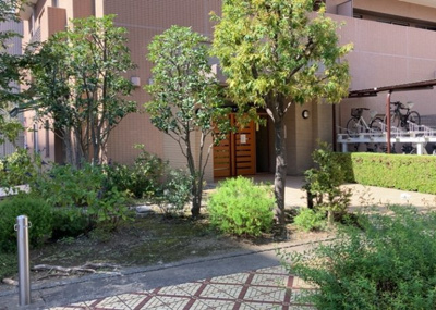 【設備】 | エクラン本厚木 | エントランス付近に設置されている集合ポストは、住んでいる部屋と離れているため、ポストをあさるなど誰かに何かされていても被害に気づきにくいです。入居する時には他人に特定されにくい番号で鍵をかけましょう！
