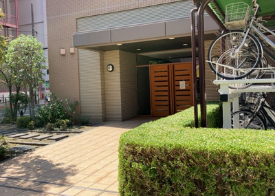【ロビー】 | エクラン本厚木 | ロビーというと、エントランスと何がちがうの？と思いますよね。実はロビーとエントランスには明確な決まりはありません。物件によっては、エントランスを入って広がるある程度の広さのある空間がロビーとなります。