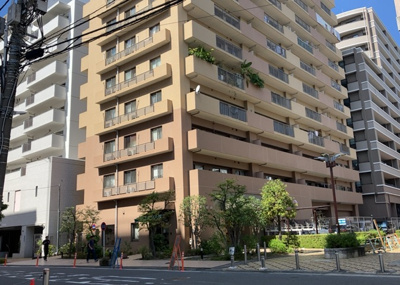 【外観】 | エクラン本厚木 | 隣家の土地はどうなっているのか、生活利便施設が近くにあるのか、学校まで近いかなど、お客様のライフスタイルにあわせたイメージが重要です。また、近くにあると困る施設が近くにないかも確認するといいでしょう。