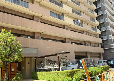 【構造・工法・仕様】 | エクラン本厚木 | ＲＣ造、Reinforced Concreteは直訳すると補強されたコンクリートです。主に柱や梁・床・壁が鉄筋とコンクリートで構成おり、鉄筋を組んだ型枠にコンクリートを流し込んで固めたものを指します。