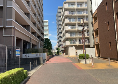 【展望】 | エクラン本厚木 | 眺望を気にして物件を探す場合、前面に建物が建っていないか現地で確認しましょう！前面に建物があると景色はもちろん、日当たりや風通しにも影響が出てきます。住んだ時のことを想像しながら現地見学をしましょう。
