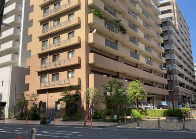 【外観】 | エクラン本厚木 | 外観はマンション管理がされているかの目安になります。築年数が古いと、壁面は劣化してひび割れが生じることも！建物が古びていても細かいところが修繕されていると、きちんと管理されているなぁと感じるでしょう。