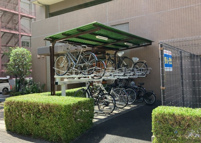 【駐車場】 | エクラン本厚木 | 車一台あたりに必要なスペースは、標準サイズの普通自動車で横幅2m50cm、長さ5mは必要になります。ただし、乗降のことも考慮して横幅3m30cm、長さ5m50cmほどは確保できるところを選びましょう。