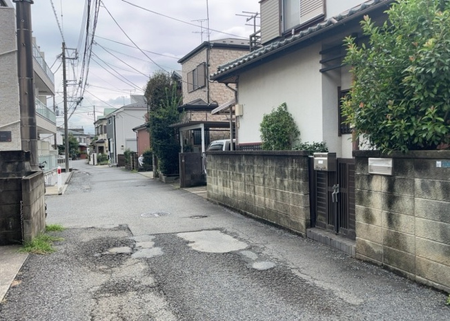 【外観】 | 家を建てる場合、方位は要チェックです。現実的に日当たりのよい家ならばリビングは南側、建築基準法でも北側に当たる家への配慮は求められています。土地を見学に行く際は、方位磁針を持って行くようにしましょう。