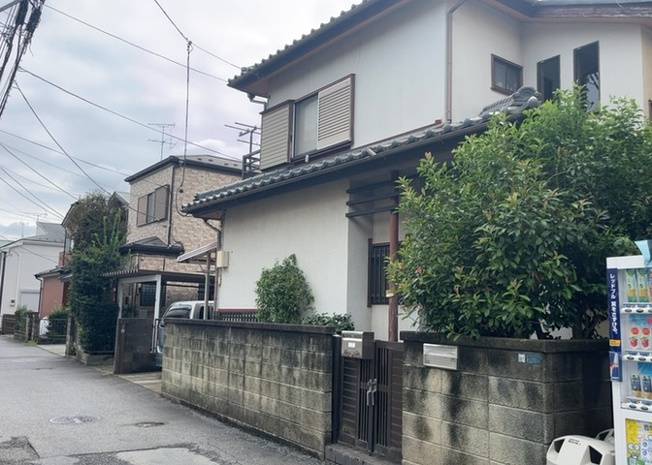 【外観】 | 土地を買う際、住む地域の自治体や福祉の補助制度にも注目してみましょう。子供や老人の医療補助やゴミ出しのルールなど、自治体によってルールに大きな違いがあるため、暮らしやすい土地で判断するとよいでしょう。