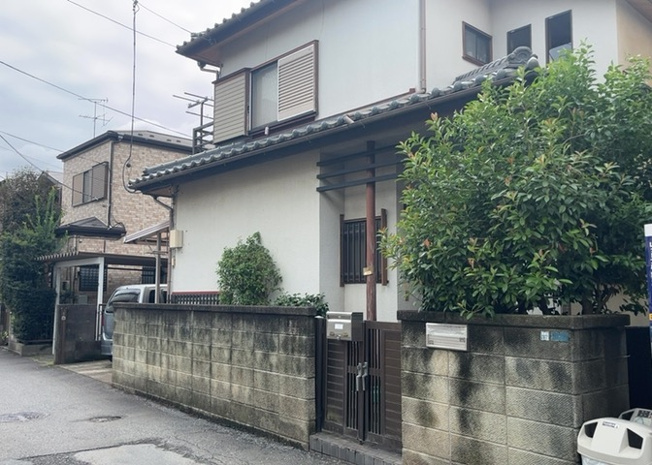 【外観】 | 土地の前の道路に消火栓が設置されていることがあります。この場合、道路交通法第45条第1項により、駐車禁止の場所が指定されています。そのため、車庫などの駐車スペースをつくることができない場合があります。