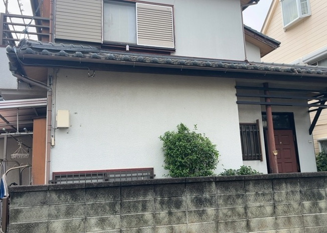 【外観】 | 隣家の土地はどうなっているのか、生活利便施設が近くにあるのか、学校まで近いかなど、お客様のライフスタイルにあわせたイメージが重要です。また、近くにあると困る施設が近くにないかも確認するといいでしょう。