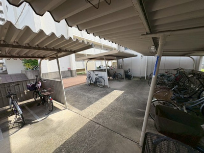 【駐輪場】 | 東部コーポ住宅１号館 | 駐輪場に屋根があるので、雨の日に自転車が濡れにくく嬉しいですね！