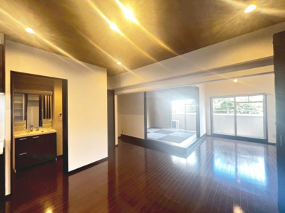 【居間・リビング】 | 東部コーポ住宅１号館 | 約１５帖のゆとりのあるリビングは家族の憩いの場になりますね！家族団欒をお楽しみください！