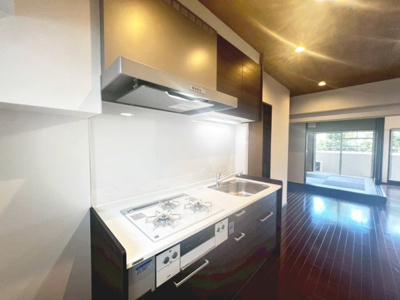 【キッチン】 | 東部コーポ住宅１号館 | 【３口コンロの使いやすいシステムキッチン】お料理に集中しやすい壁付けキッチンです♪収納があるおかげでキッチンも広く利用できるのは、お料理される方の嬉しいポイント♪