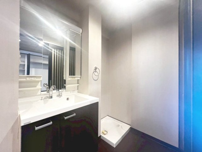 【独立洗面台】 | 東部コーポ住宅１号館 | 【シャワー付き洗面台】身だしなみを整えるのに重宝するシャワー付きの洗面台です♪洗面台に収納もあるため、整頓しやすいですね！