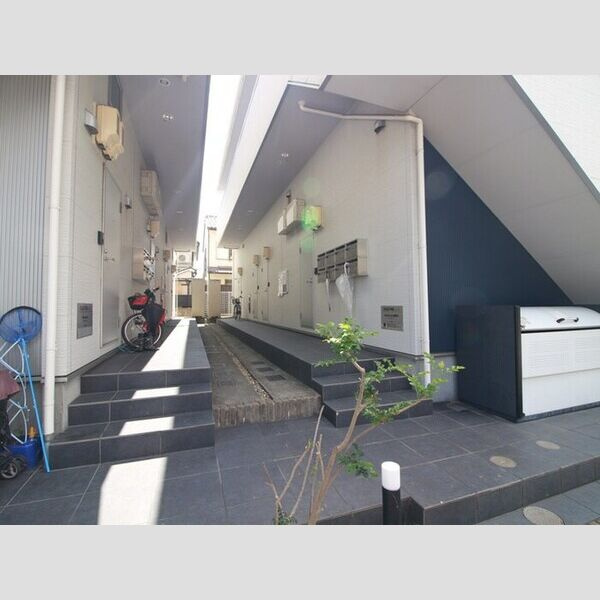 Residencia観音町のエントランス