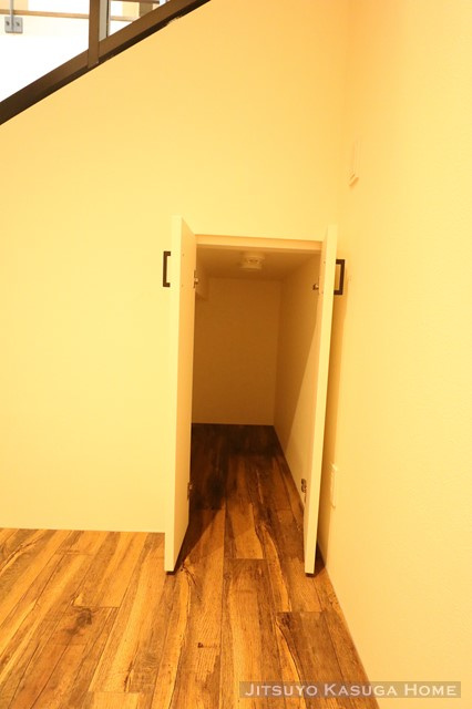 ※階段の下に収納スペースがございます。