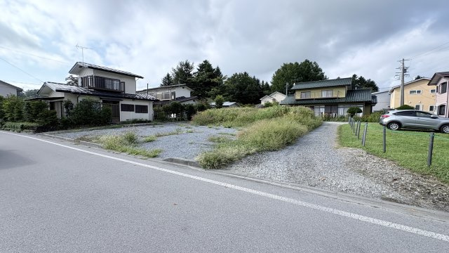 中軽井沢南エリア 生活利便性の良い立地の売土地の前面道路含む現地写真