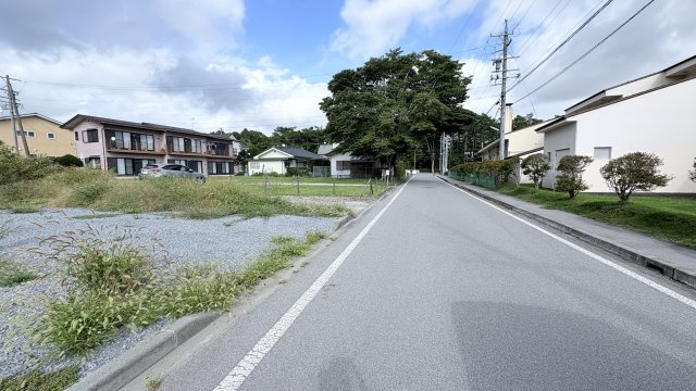 中軽井沢南エリア 生活利便性の良い立地の売土地の前面道路含む現地写真